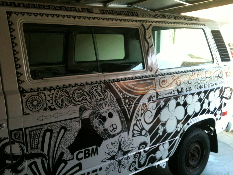 Illustration for article titled Guy invites strangers to get drunk and draw on his van,